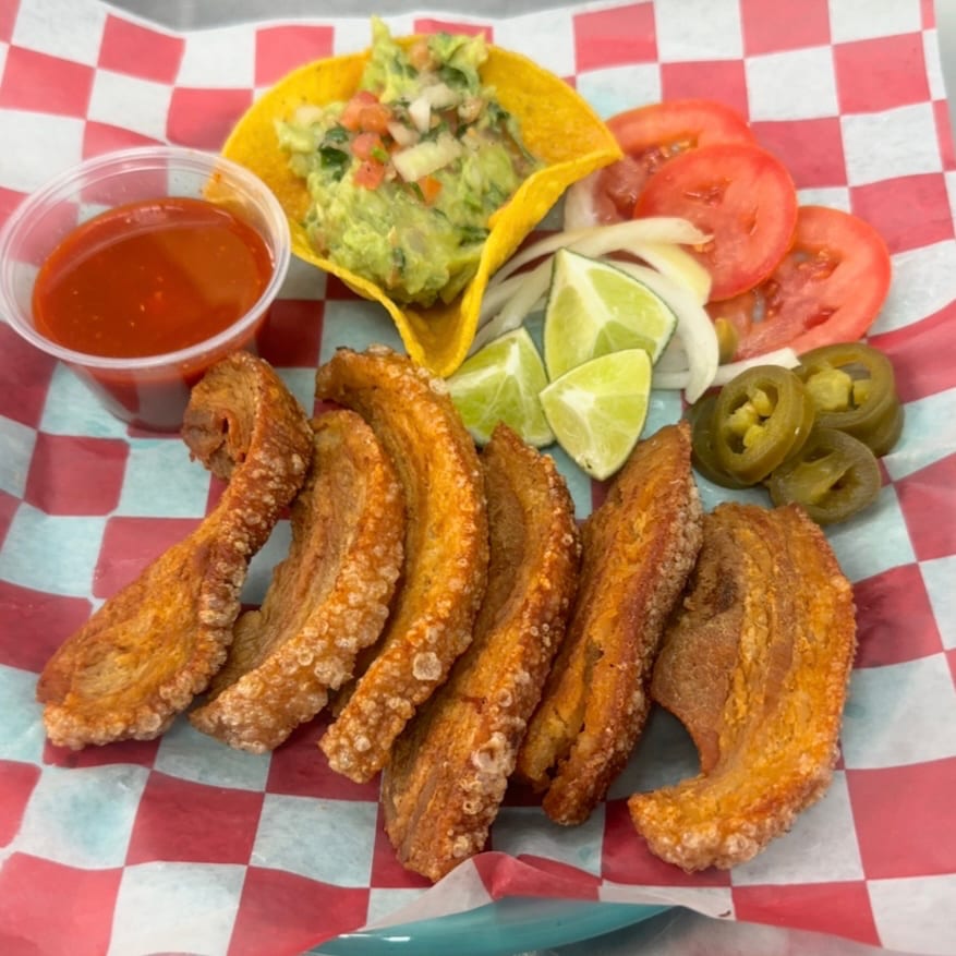 🐷 Chicharrones &Guacamole.