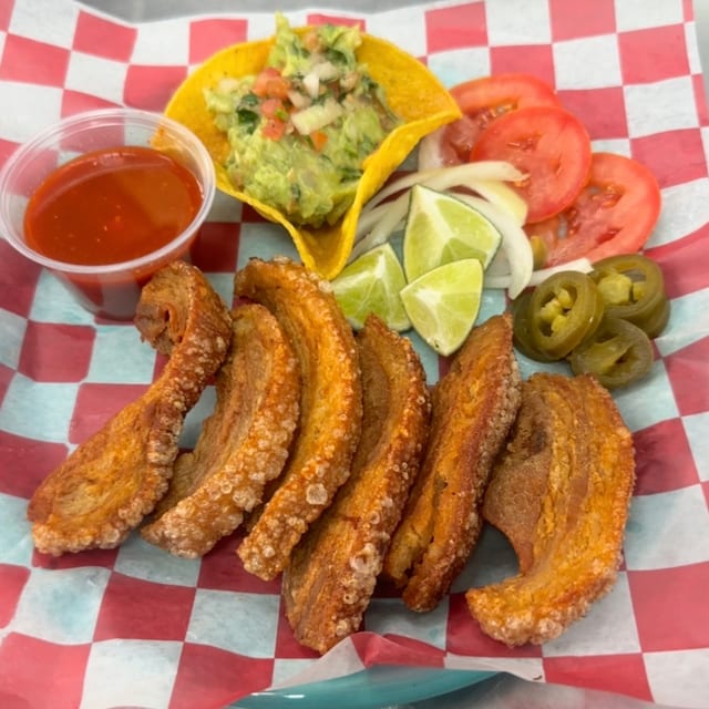 🐷 Chicharrones &Guacamole.