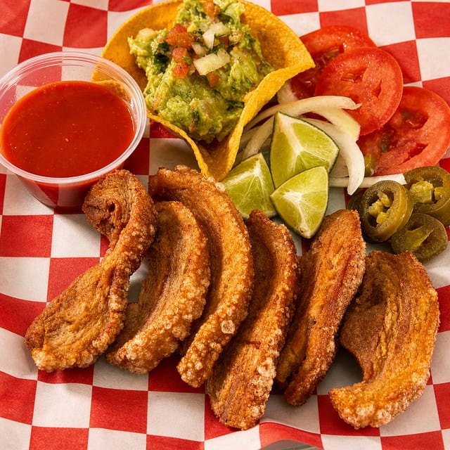 🐷 Chicharrones &Guacamole.
